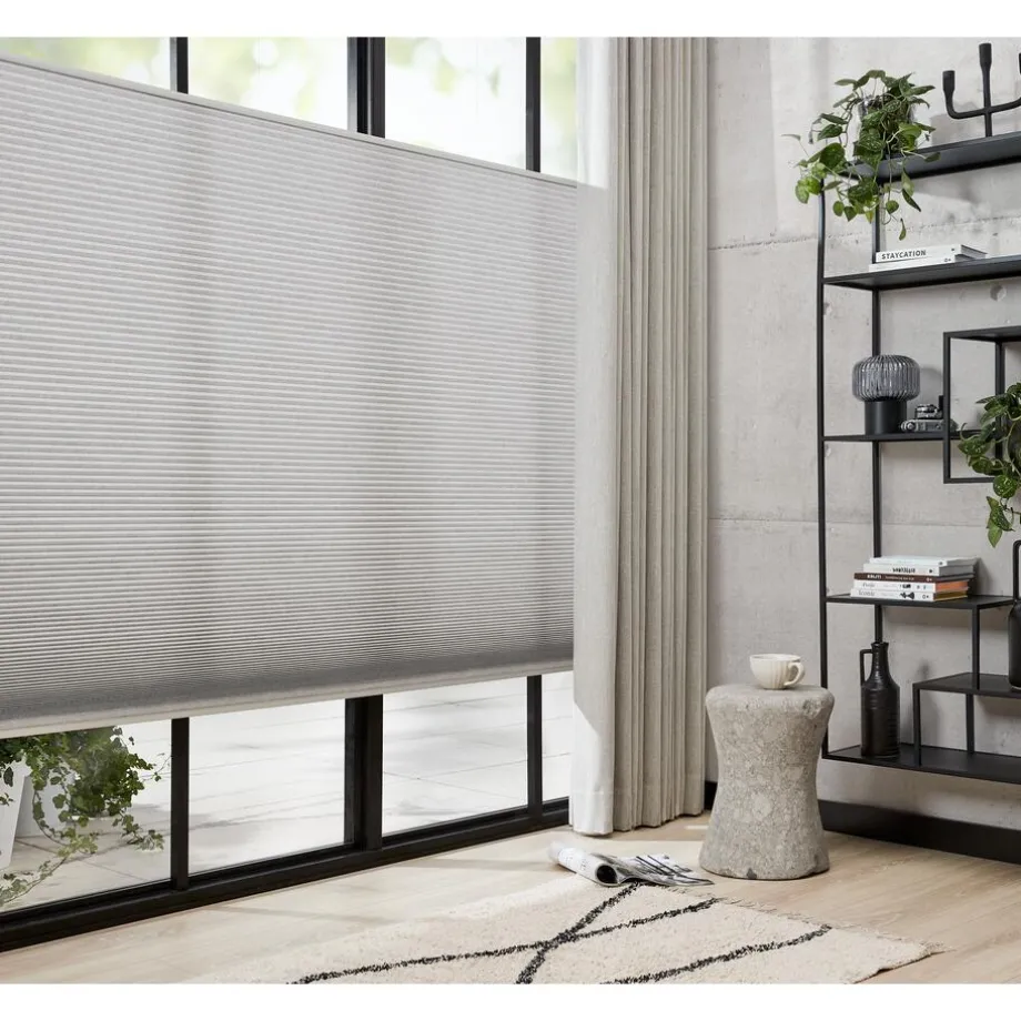 fenstr-dubbel-pliss-puck-licht-FLuRWohg-3.webp Discount Kwantum Fenstr Dubbel Plissé Puck Lichtgrijs Lichtdoorlatend