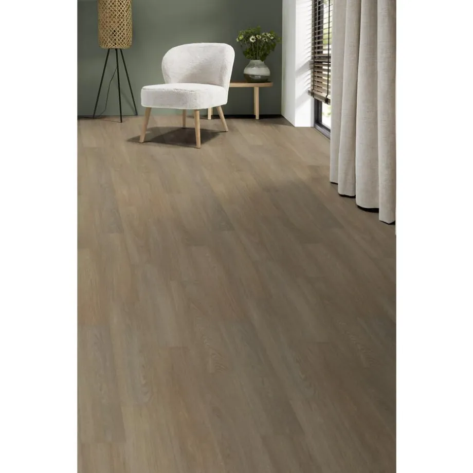 plak-pvc-sumner-donker-eiken-v-gjQlEqmq-1.webp New Kwantum Plak PVC Sumner Donker Eiken Visgraat Je Berekent Hoeveel Meters Je Nodig Hebt Door Lengte En Breedte In Te Vullen